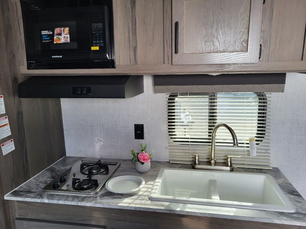 2022 Gulfstream Trailmaster kitchen