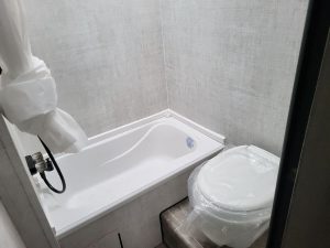 Gulf Stream Trailmaster bathroom with tub