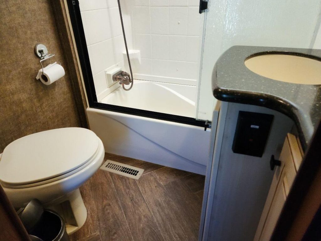 Bathroom of 2015 Heartland Gateway showing tub, toilet, and sink.