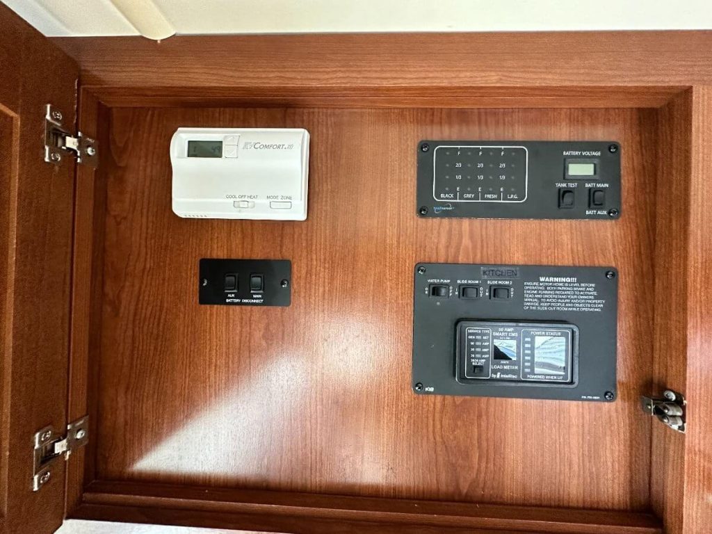 Controls for the 2008 Fleetwood Pace Arrow