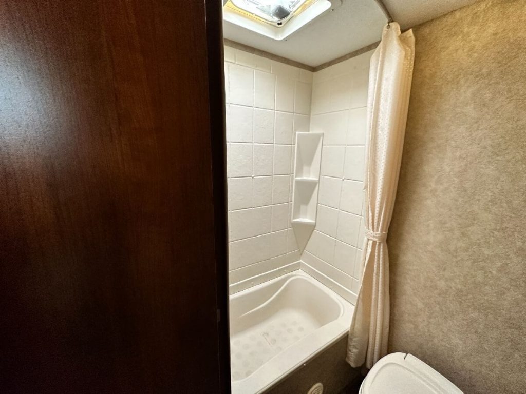 Shower and tub combo in 2015 Forest River Tracer